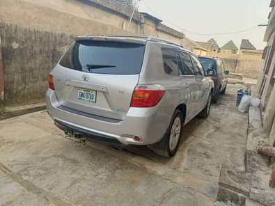 A picture of Very clean first body Toyota Highlander 2010 v6 engine 3row