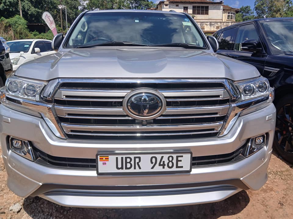 A picture of Land cruiser 2018