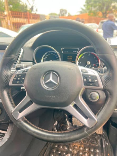 A picture of Benz ML 350 blue TEC
