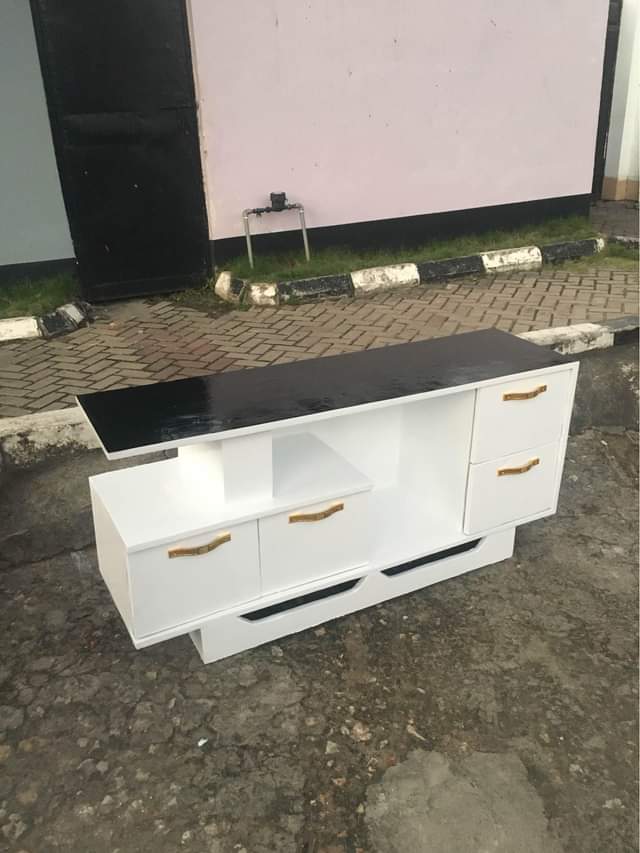 A picture of Showces mpya 130 000 Inapatikana Mabibo Loyola Namba 0710352875