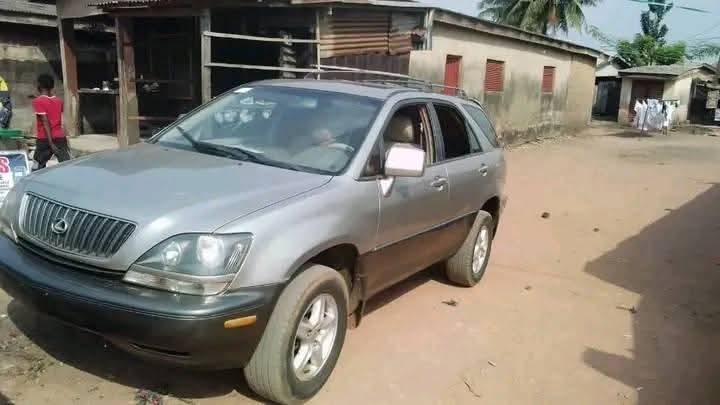 A picture of Rx300 2001