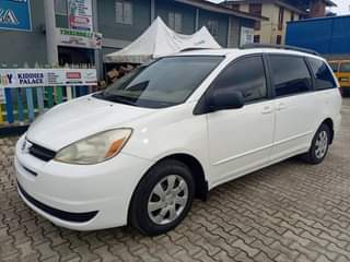 A picture of NEATLY USED XLE TOYOTA SIENNA 2004 MODEL PURE FIRST BODY