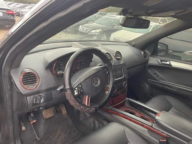 A picture of ML350 2010