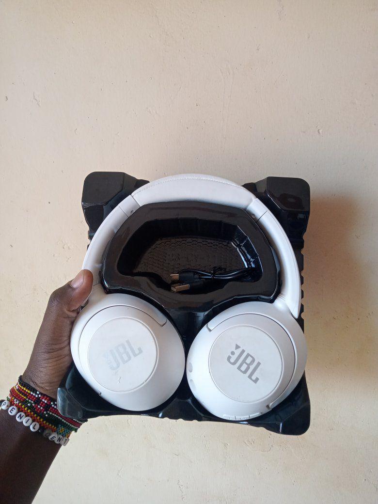 A picture of Headphones