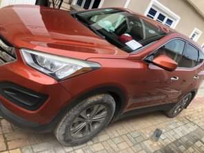 A picture of Hyundai Santa Fe 2015 model barely used Toks standard Price