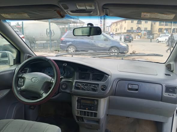 A picture of Toyota sienna 2002
