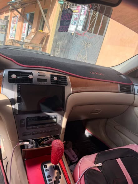 A picture of Location sale Neatly used by a woman 2005 Lexus Es330