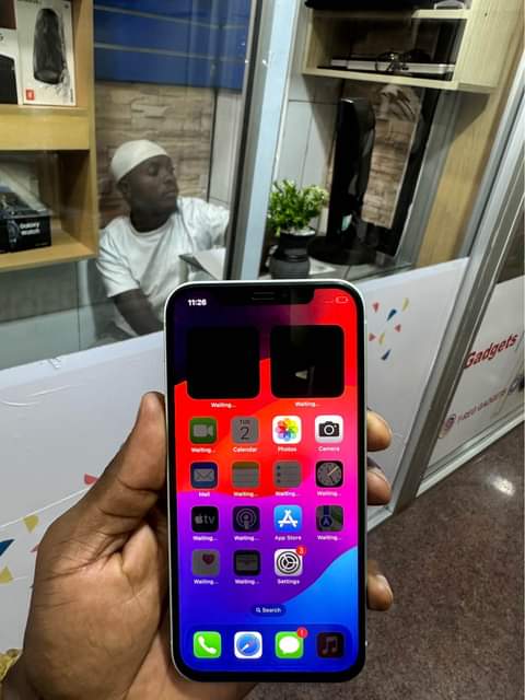 A picture of Iphone 12