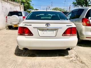 A picture of TOYOTA CROWN
