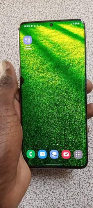 A picture of Samsung S20 plus 5g at 250k call 0706100418 128gb 12gb