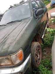 A picture of Nissan Pathfinder is available with good condition engine and gear
