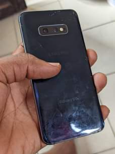 A picture of Samsung s10e