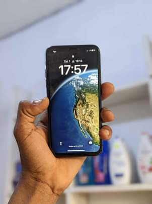A picture of iPhone Xs Gb 256 Face id Display message Battery Message