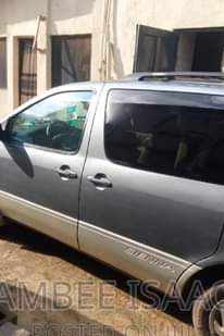 A picture of Toyota Sienna 2000 model