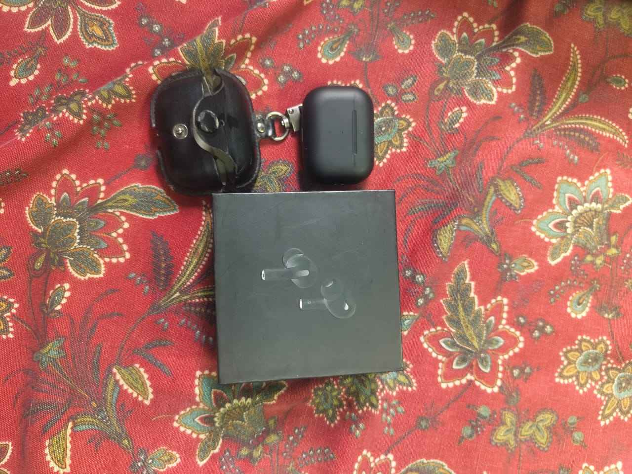 A picture of AIRPODS PRO