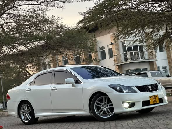 A picture of TOYOTA CROWN SUNROOF