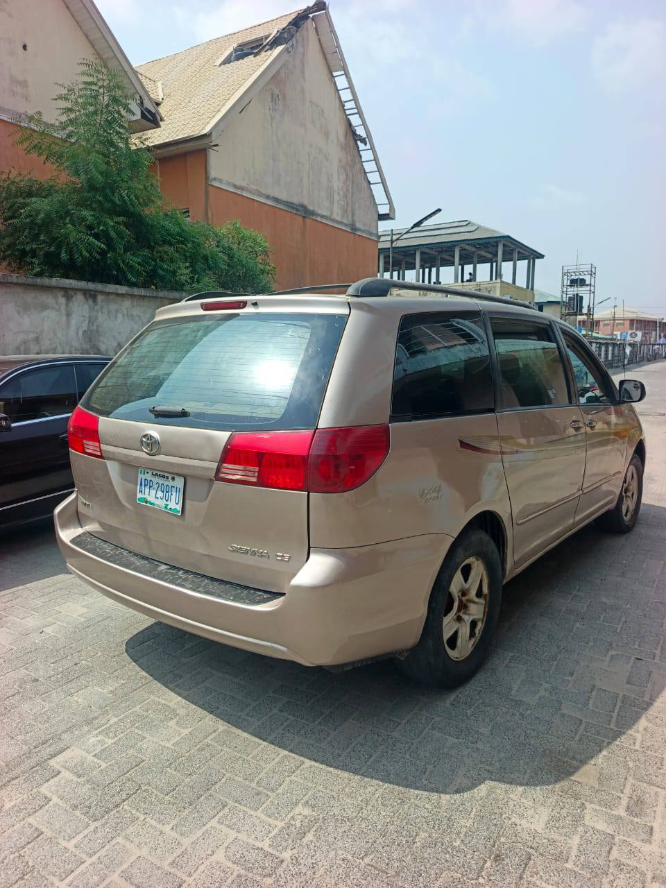 A picture of Distress sale extremely clean 2005 Toyota Sienna