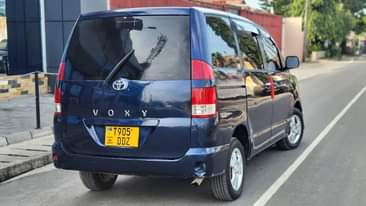 A picture of TOYOTA Noah