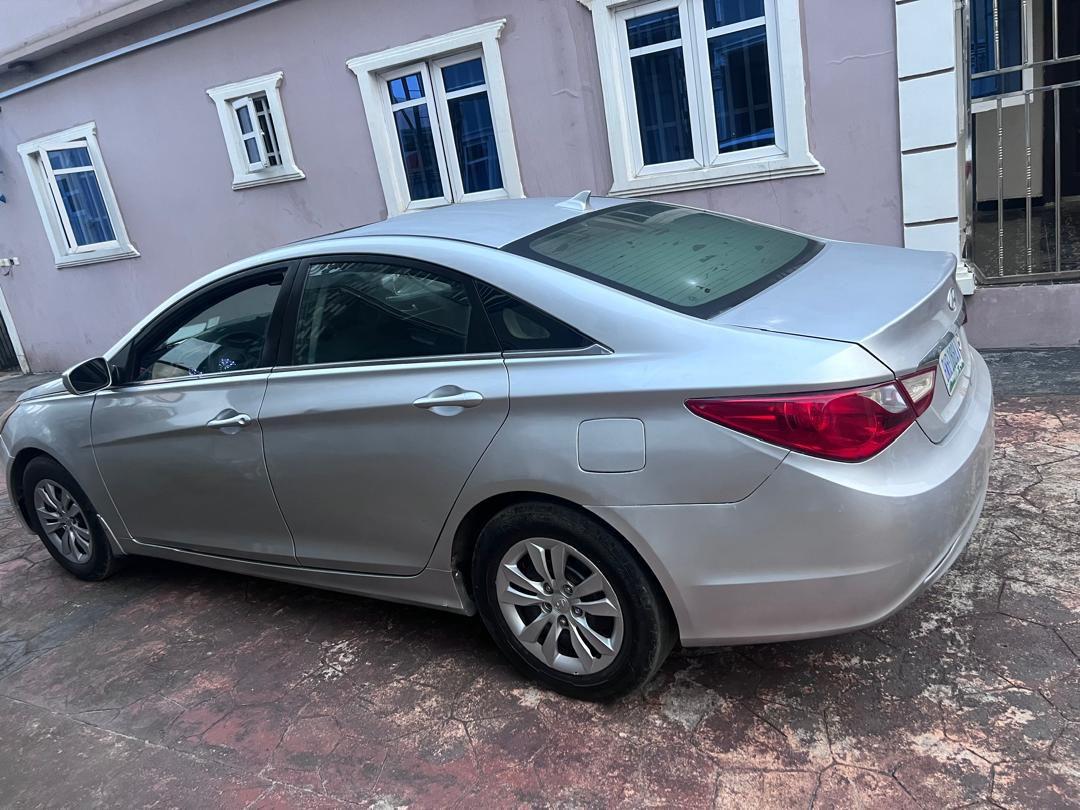 A picture of Hyundai sonata 2012
