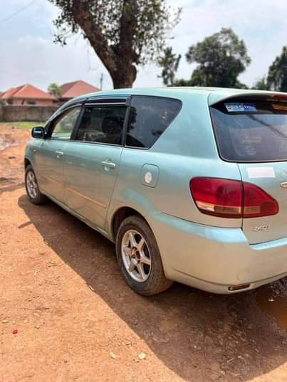 A picture of 2005 Toyota Picnic Grey