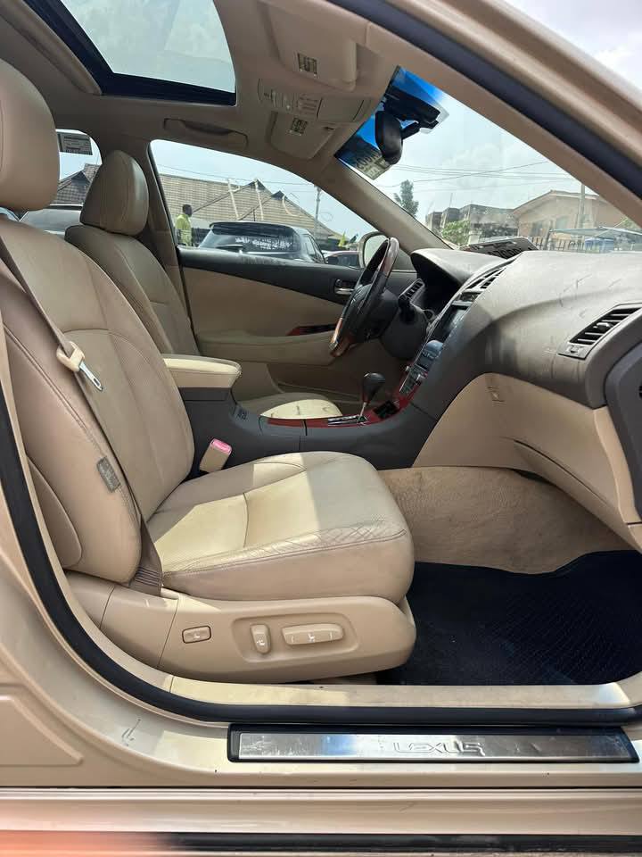 A picture of DIRECT TOKUNBO 2008 LEXUS ES350 Accident Free Full Option Duty