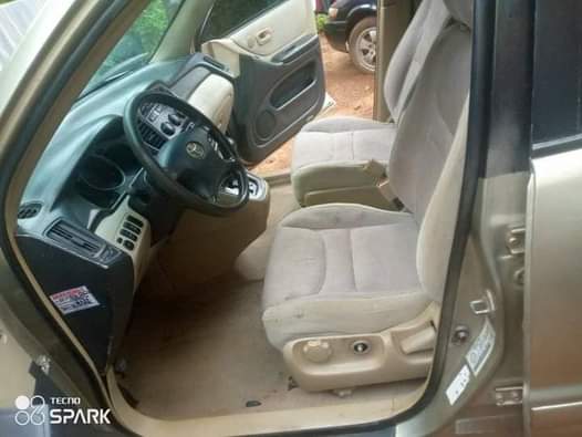 A picture of NEW ARRIVAL 2004 Toyota Highlander Belgium engine four plugs takes