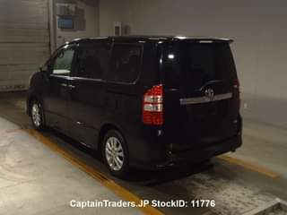 A picture of 2011 TOYOTA NOAH
