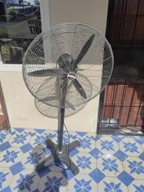 A picture of Feni kubwa heavy duty inapuliza kama AC yani joto huliskiii