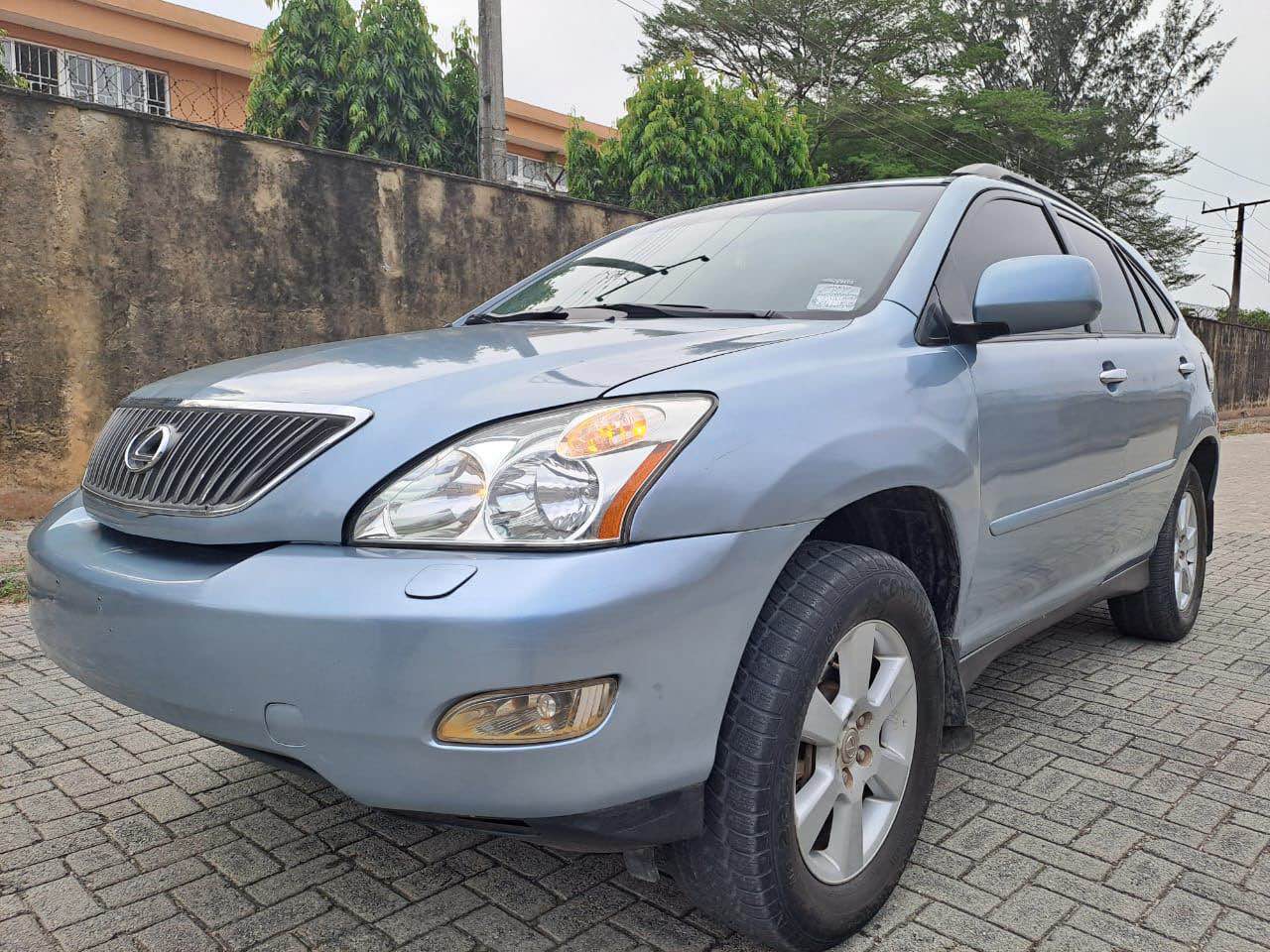 A picture of 2005 RX330