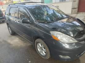A picture of Toyota sienna