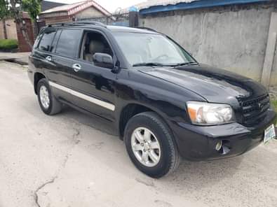 A picture of 2004 highlander slight top noise owner want to travel out
