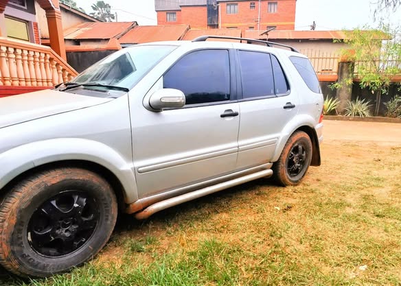 A picture of ML 320 Benz petrol engine 2004 at 11 5m negotiable