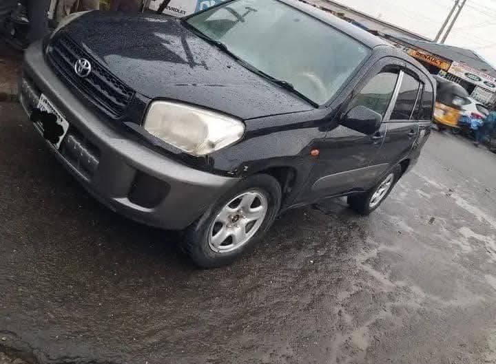 A picture of 2005 Toyota rav4