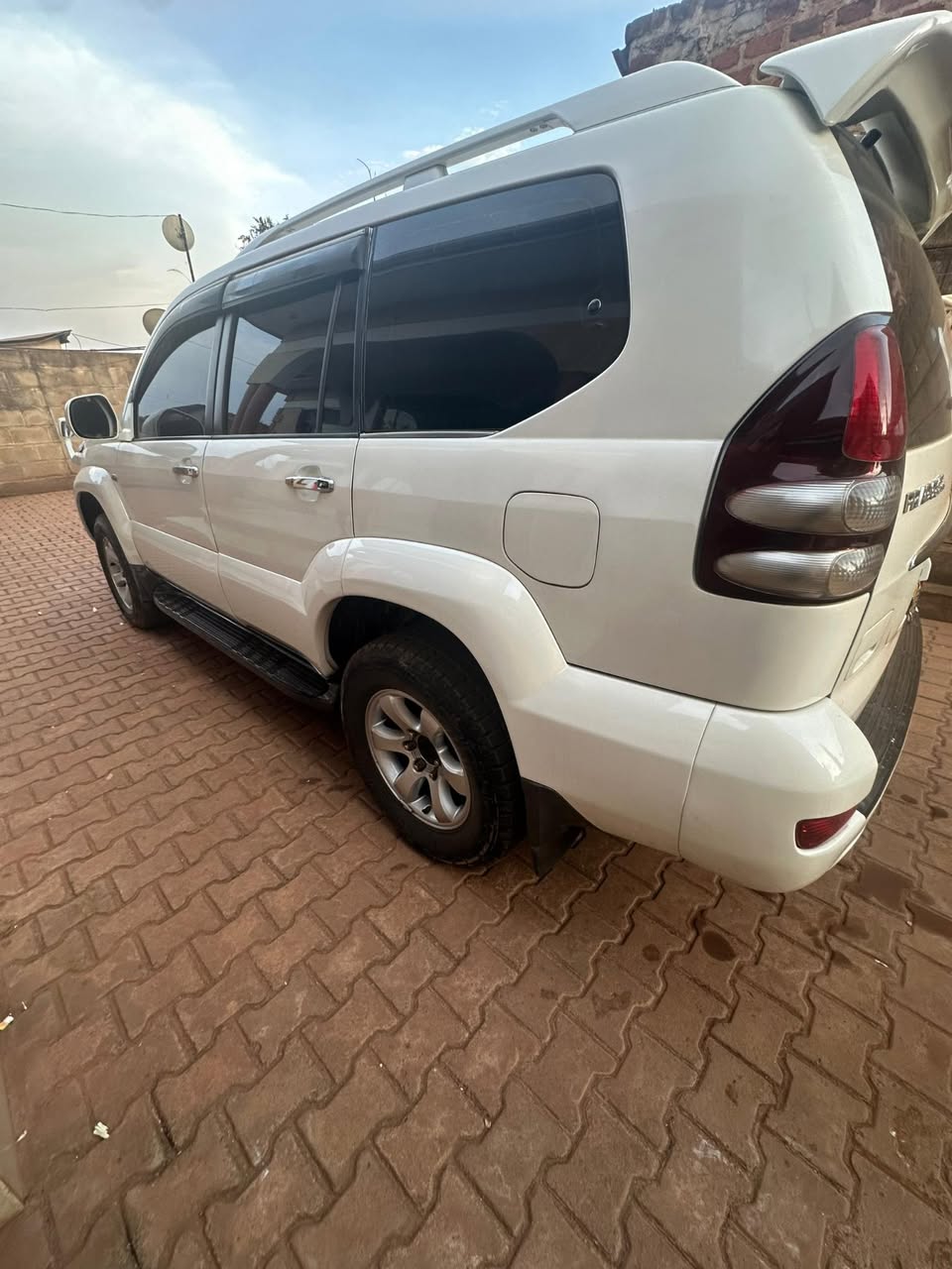 A picture of 2004 Toyota prado