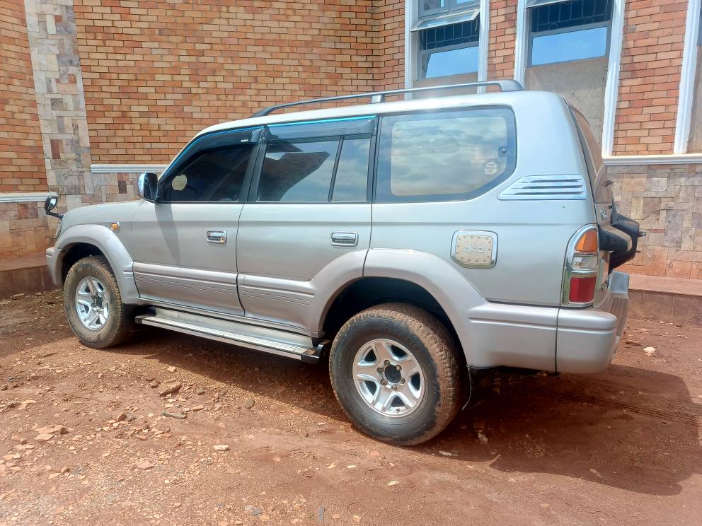 A picture of Prado landcuiser with a digital number plate at only 28m