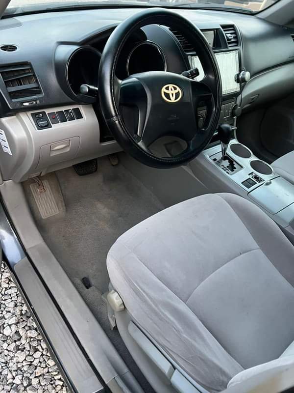 A picture of 2009 upgraded to 2012 Toyota Highlander 9 9m net price