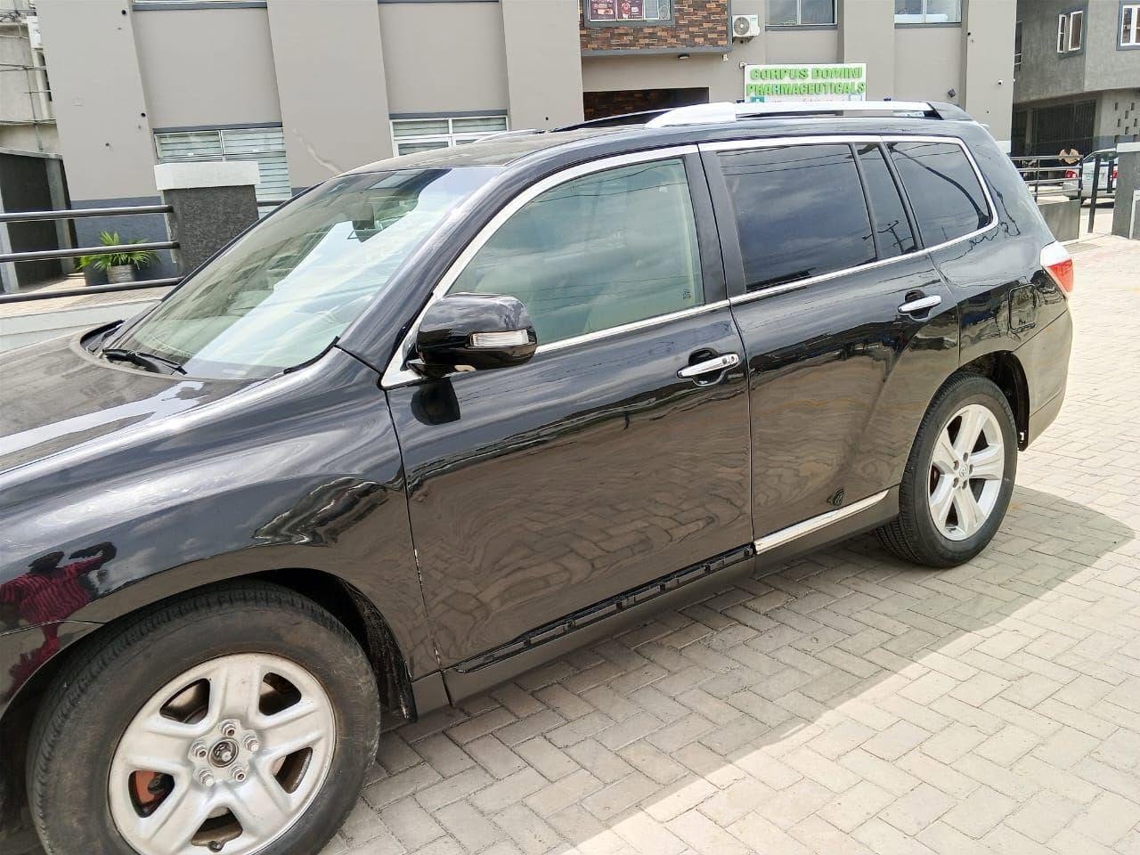 A picture of Distress sales Toyota high lander 2009 model in a very