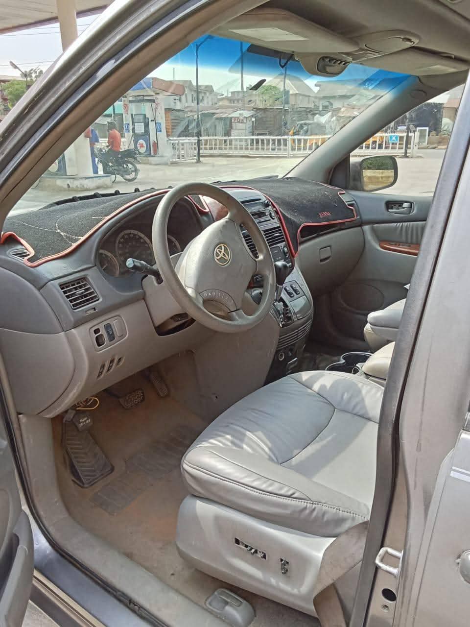 A picture of 2005 Toyota sienna