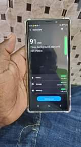 A picture of samsung note 9 na nokia 3310