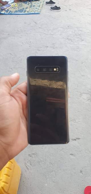 A picture of Samsung s10 plus