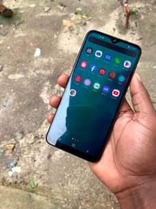 A picture of SAMSUNG GALAXY A30 RAM 4GB STORAGE 65GB BEI 150000.SWITCH NGUMU