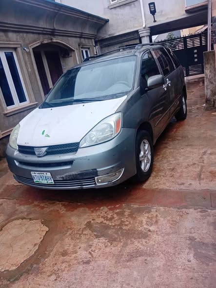 A picture of Clean Toyota Sienna 06