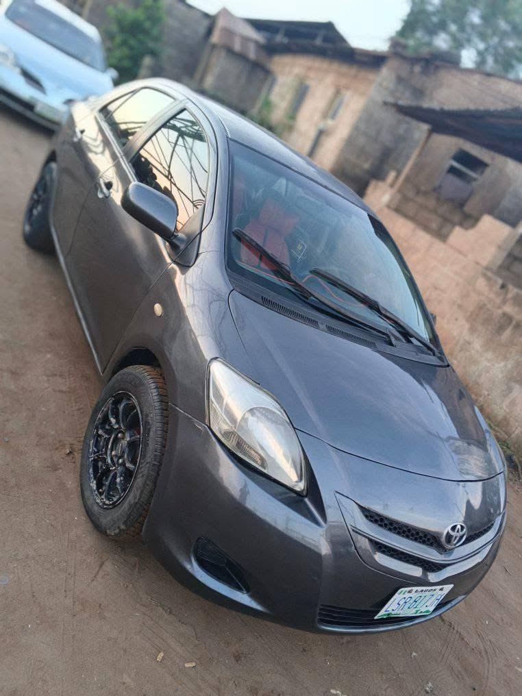 A picture of Toyota Yaris 08