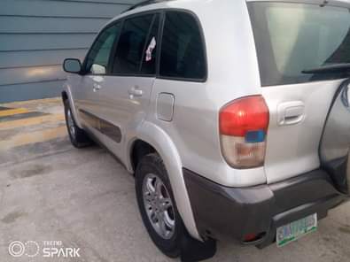 A picture of 2005 Toyota RAV4 Engine and Gear AC Chilling Body very