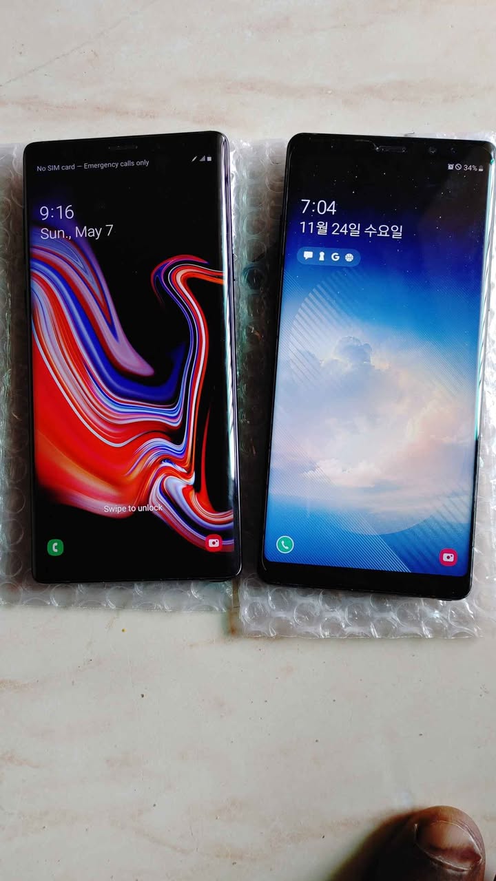A picture of Samsung Note 8 and 9
