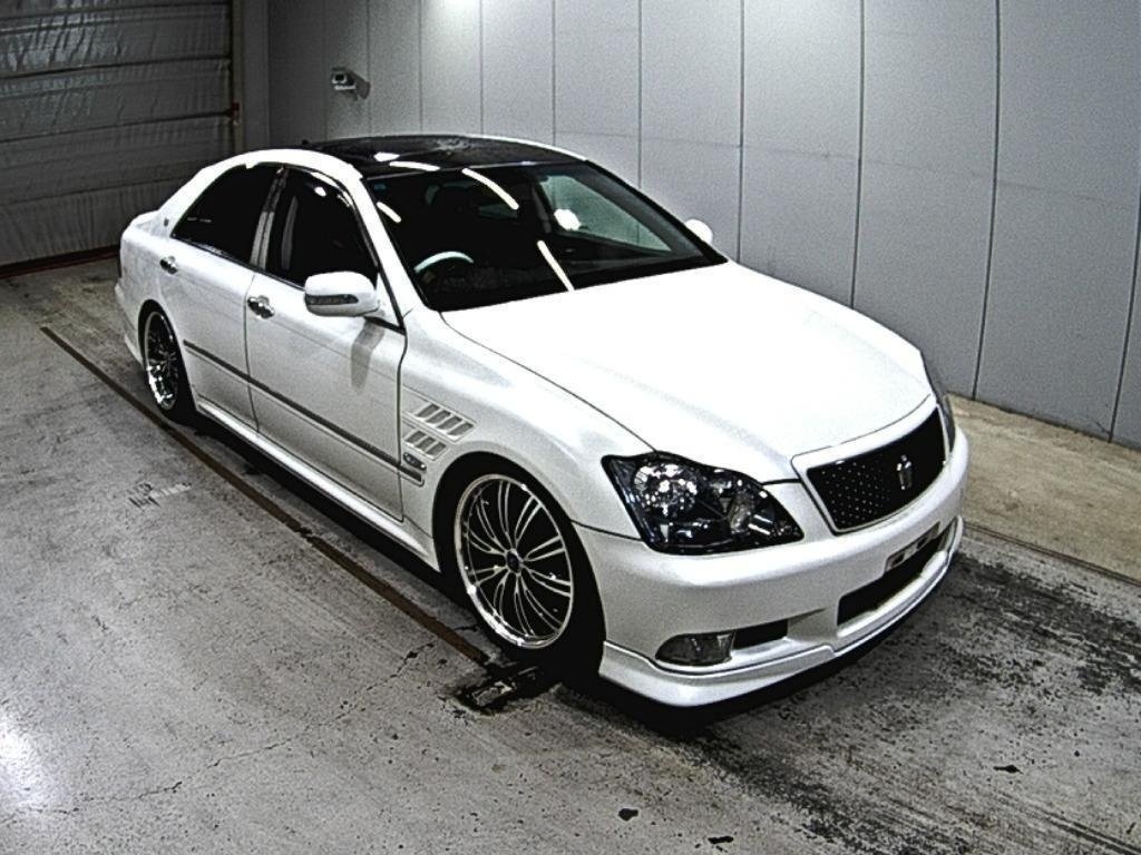 A picture of 2005 TOYOTA CROWN grs180