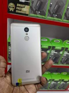 A picture of Redmi note 3 with some cracks available