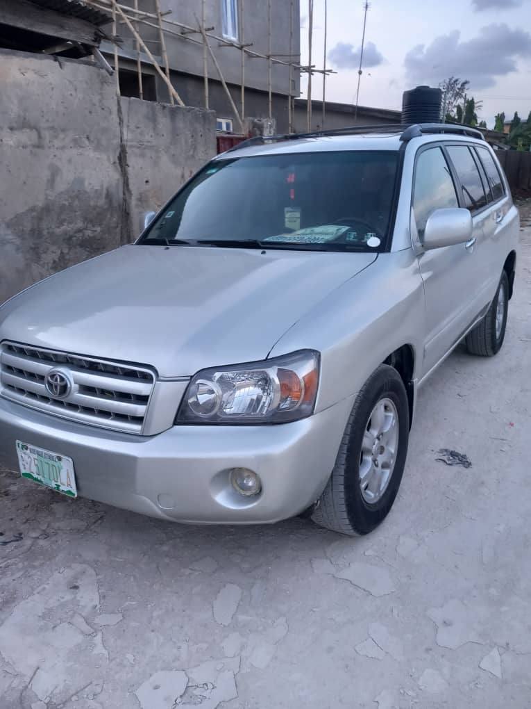 A picture of Pristine clean Sharp Toyota Highlander 2005 Few months
