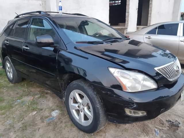 A picture of lexus RX 330 in good condition kv