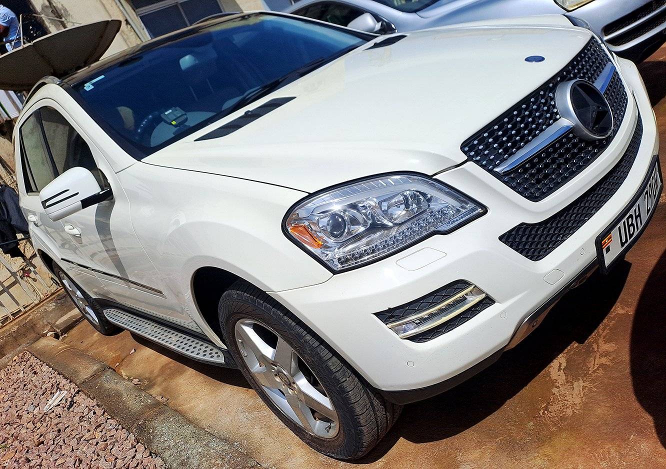 A picture of ML 350 4MATIC Model 2010 Petrol Engine Call 0703273550